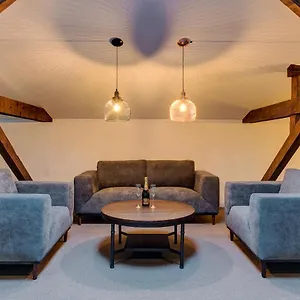 upstairs-boutique.bucharesthotelsnow.com/